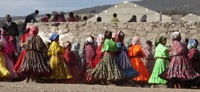 Vrouwen uit een Mexicaans dorp laten hun kleding zien, 2006