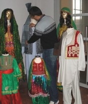 Tentoonstelling van Afghaanse kleding, uit TRC collectie, Leiden 2008