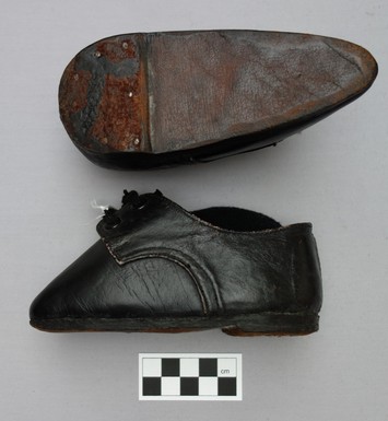 A pair of plain leather &lsquo;Mao&rsquo; lotus shoes (mid-20th century; TRC 2013.0055a-b). 