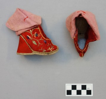 Pair of wedding lotus shoes from the Fujian/Taiwan region of south-eastern China (early 20th century; TRC 2014.0029a-b).