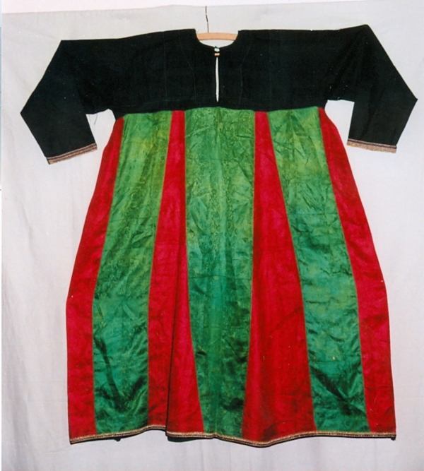 Silk dress of a woman from the Zoroastrian community (Iran, mid-20th century).
