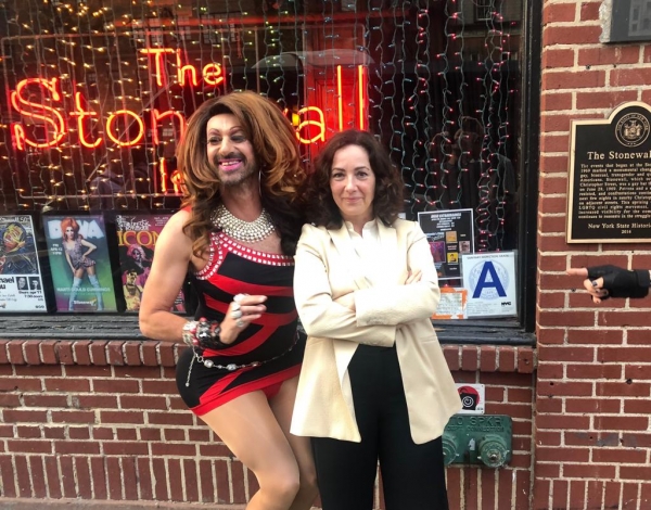 Amsterdam drag queen Jennifer Hopelezz (l) poses with Amsterdam Mayor Femke Halsema (r) in front of the Stonewall Inn in New York City, in April 2019. Hopelezz’s dress reflects the red and black colours of the Amsterdam (NL) city flag.