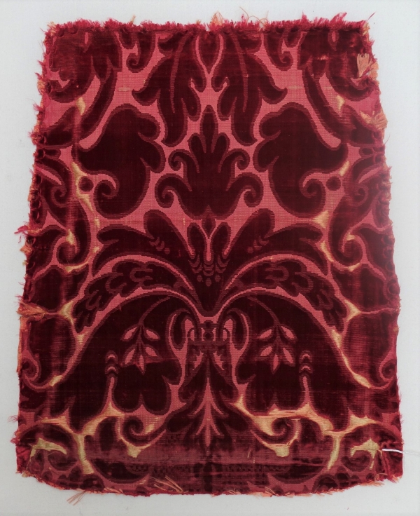 Chair cover in red cicelé velvet in silk (17th century, Europe; TRC 2011.0368).