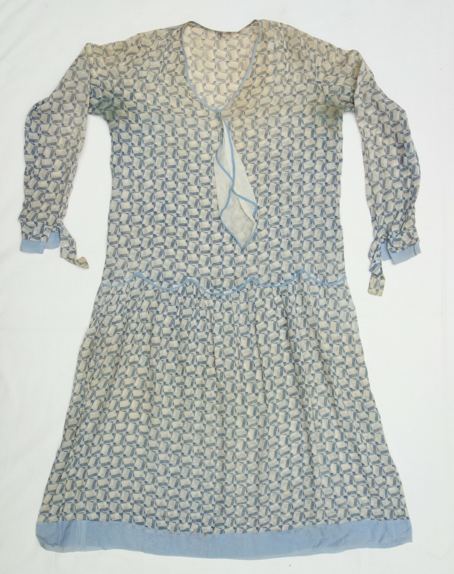 Woman's dress with a printed design of squares and rectangles, some of which are in dark blue with small, white dots. The Netherlands, 1920s.