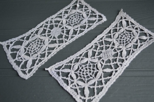 Pair of cuffs made of Cluny lace.