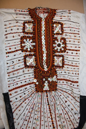 Embroidered neck opening decoration, in the form of a necklace, of a  white Siwa bridal dress.