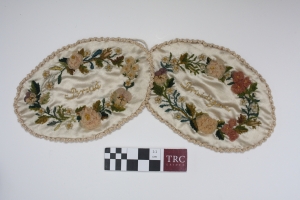 Two oval covers for wedding rings, with the texts bruid and bruidegom respectively (&#039;bride&#039; and &#039;bridgroom&#039;). The Netherlands, 1827.