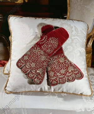 Gloves worn by King Edward VI at his coronation.