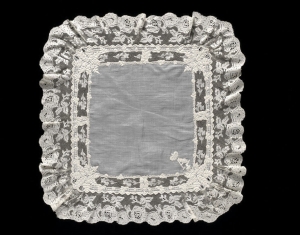 Linen handkerchief from England, second half 19th cenury, with whitework and bobbin lace.