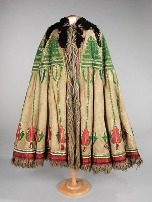 Suba cloak with virágozás embroidery, from Hungary.