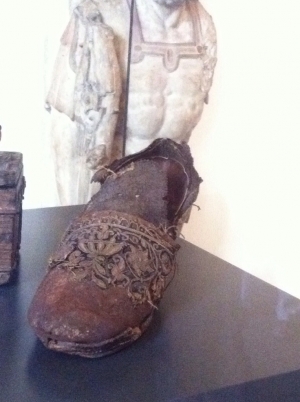 Lady's shoe from the Friedenssaal in M&uuml;nster, Germany. Dated early 17th century.