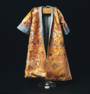 Satin doll&#039;s undress gown, England, late seventeenth century.