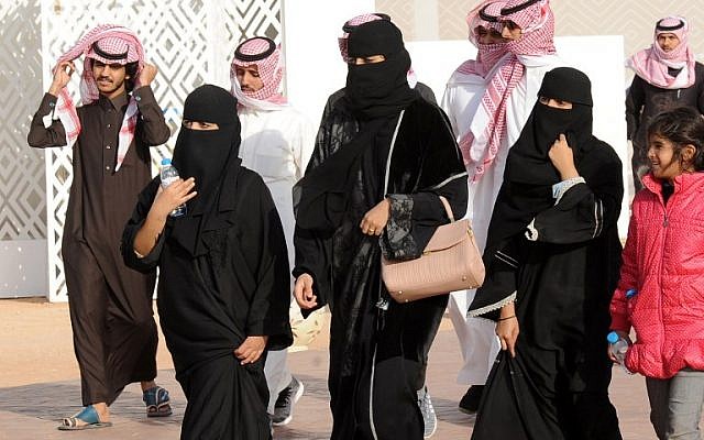 Group of Saoudi women wearing an abaya and a niqab. Photograph by Fayez Nuraldine, AFP.