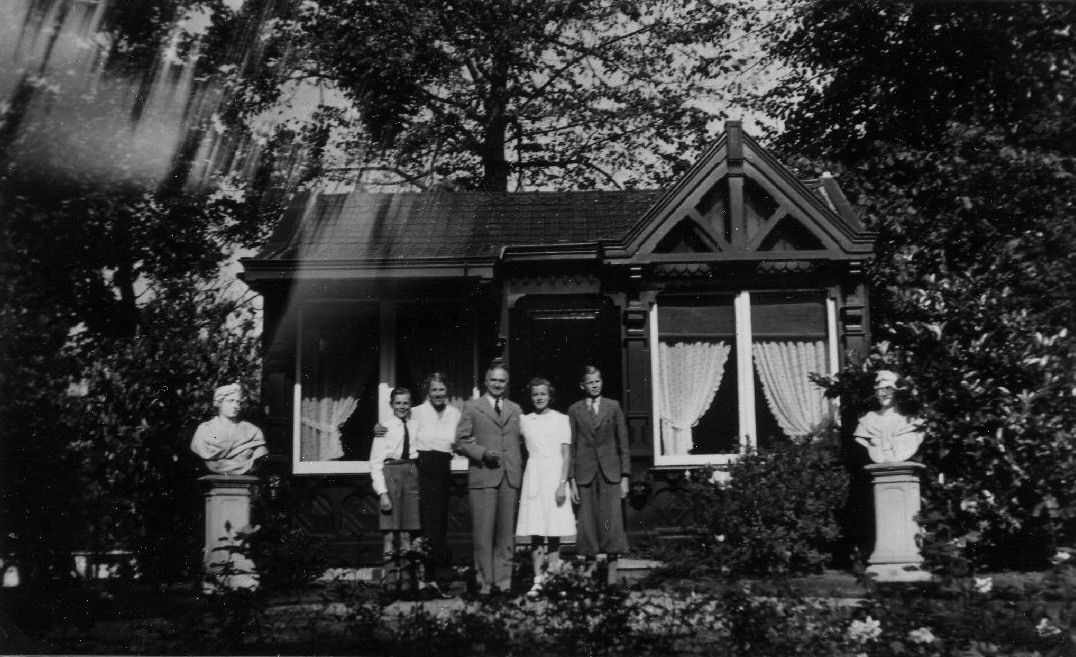 Fig. 6. Photograph taken in August 1939 in the garden of Looverhof, Anton Dreesmann's villa in Bussum. After the war the pavilion was moved to the garden of Boerhaavelaan 6, Leiden. From left to right: Fred, Therese, Ton, Heleneand Jim.
