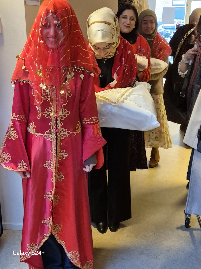 Procession of the bride-to-be followed by attendants carrying gifts.