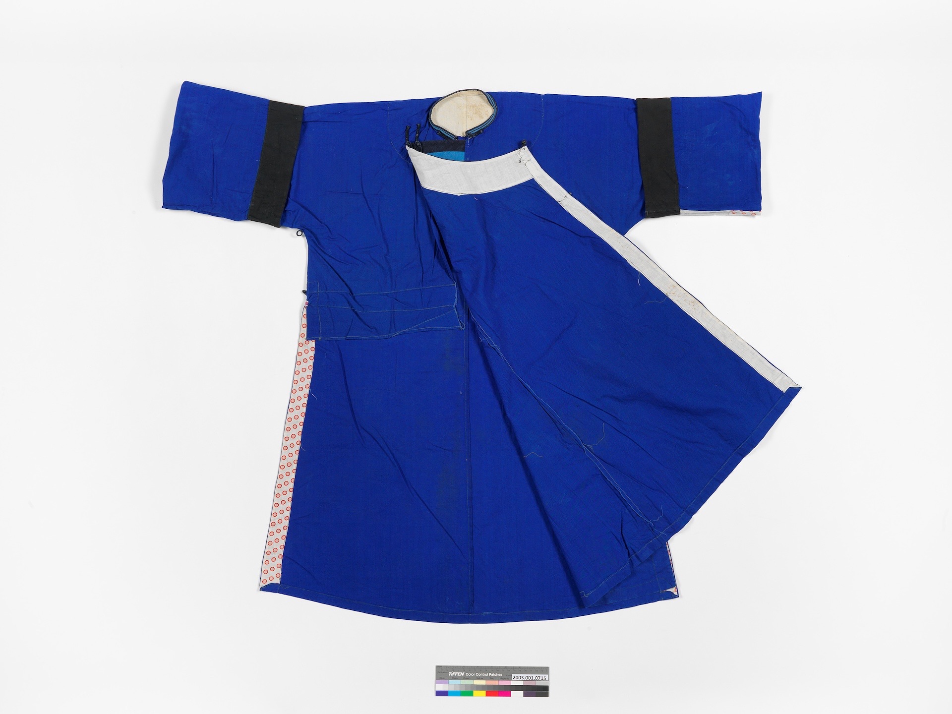 Fig. 10. Indigo-dyed gown housed in the National Museum of Taiwan History (2003.019.0092.0001).