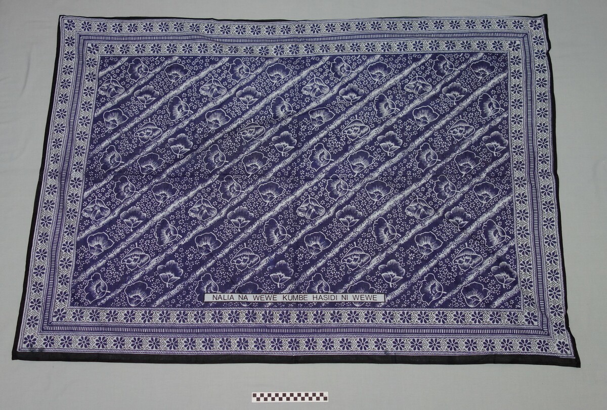 Kanga from Kenya, 1995. The saying states: NAHLIA NA WEW KUMBE HASIDINI WEWE (translation: "I told you my problems, but ah! you're the problem" (lit. "the malicious person") (TRC 2005.0220).