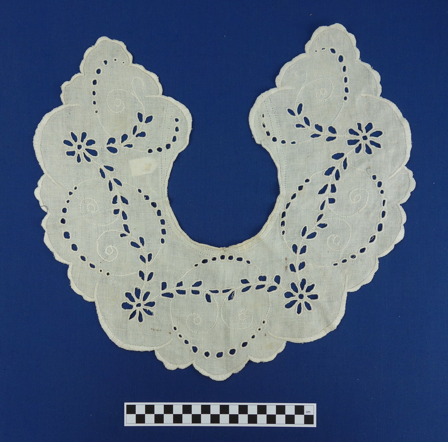 Collar decorated with floral broderie anglaise, handmade, c. 1900, the Netherlands (TRC 2007.0755).