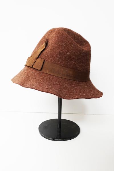 Brown felt hat with a brown ribbon. The Netherlands, 1920s (TRC 2007.0969).