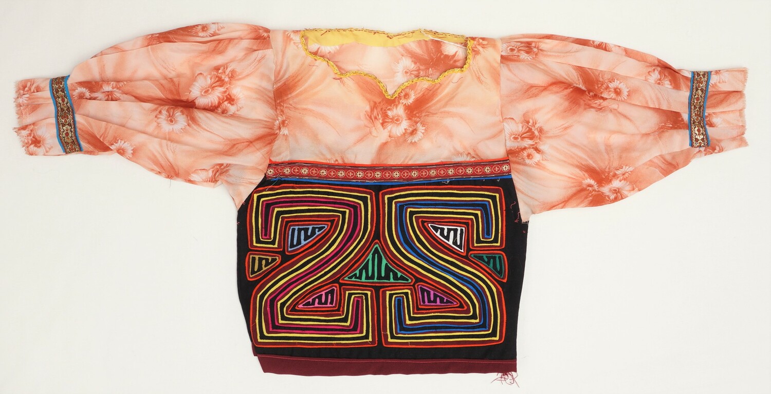 Woman's mola (blouse) from Panama, with a large appliqué with the number 25, marking the San Blas uprising of the Kuna people, in February 1925 (TRC 2014.0458).