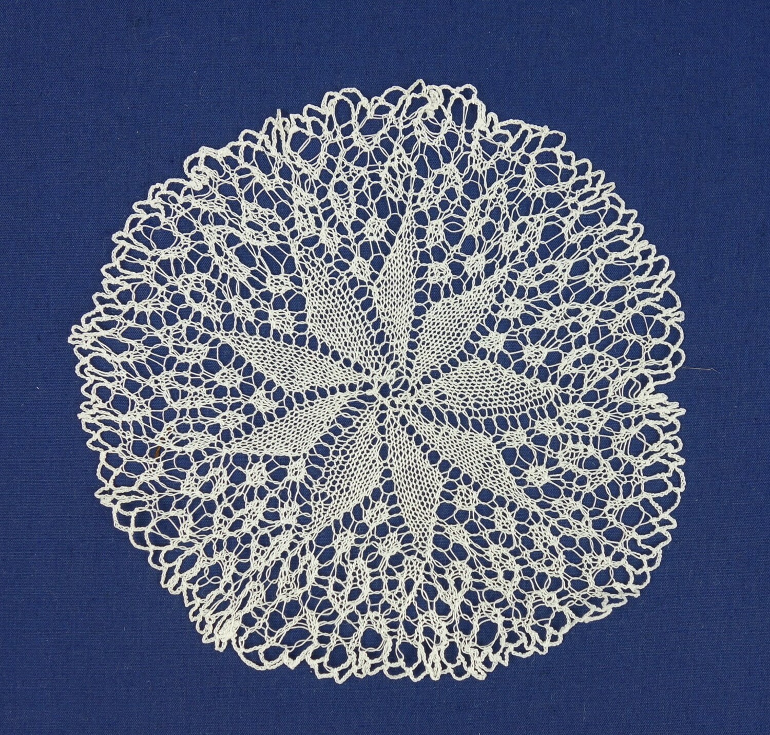 Doily made of knitted lace (TRC 2014.0555).