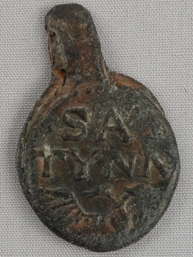 Lead cloth seal, 17th century, with the text: LEY[DE]N SAT/TYNNE ('Leiden satin') (TRC 2016.0092).