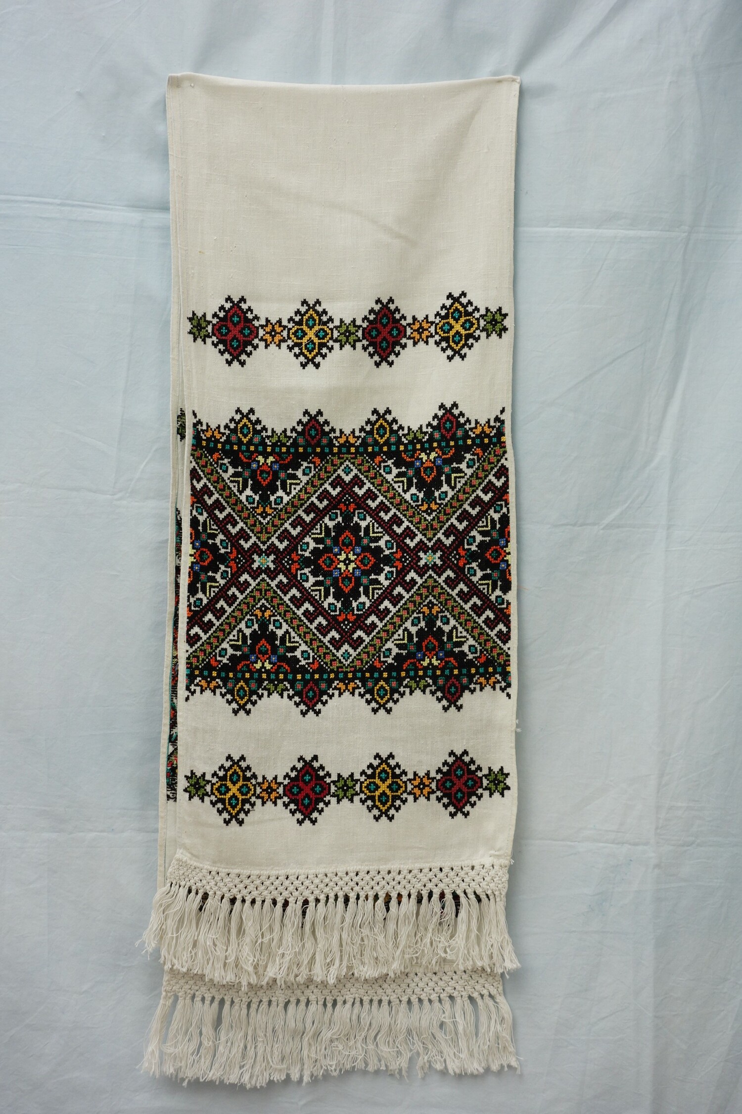 Rushnyk-style towel from Hungary (TRC 2016.0306).