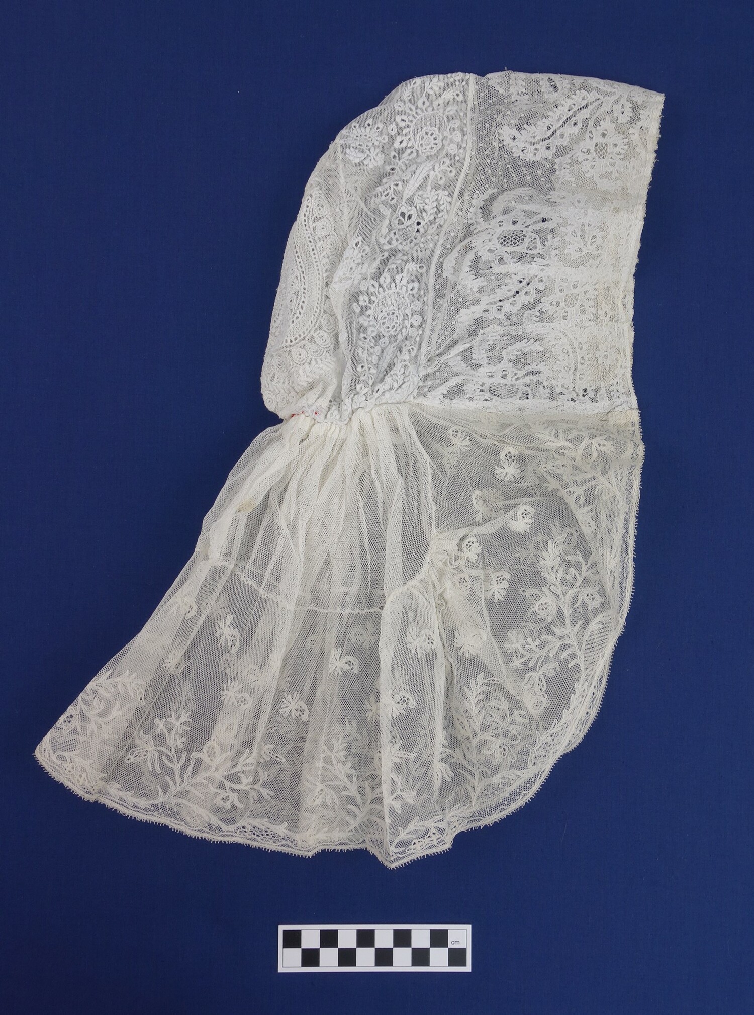 Lange kap (long cap) from the Rijnland area, decorated with bobbin lace, c. 1880 (TRC 2016.1153).