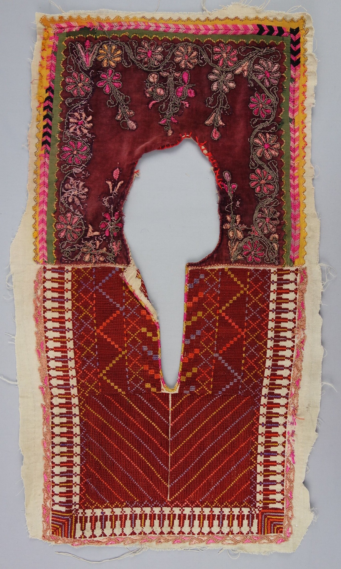 Geborduurd bovenstuk van een jurk uit Hebron, Palestina, begin 20ste eeuw (TRC 2016.2035).