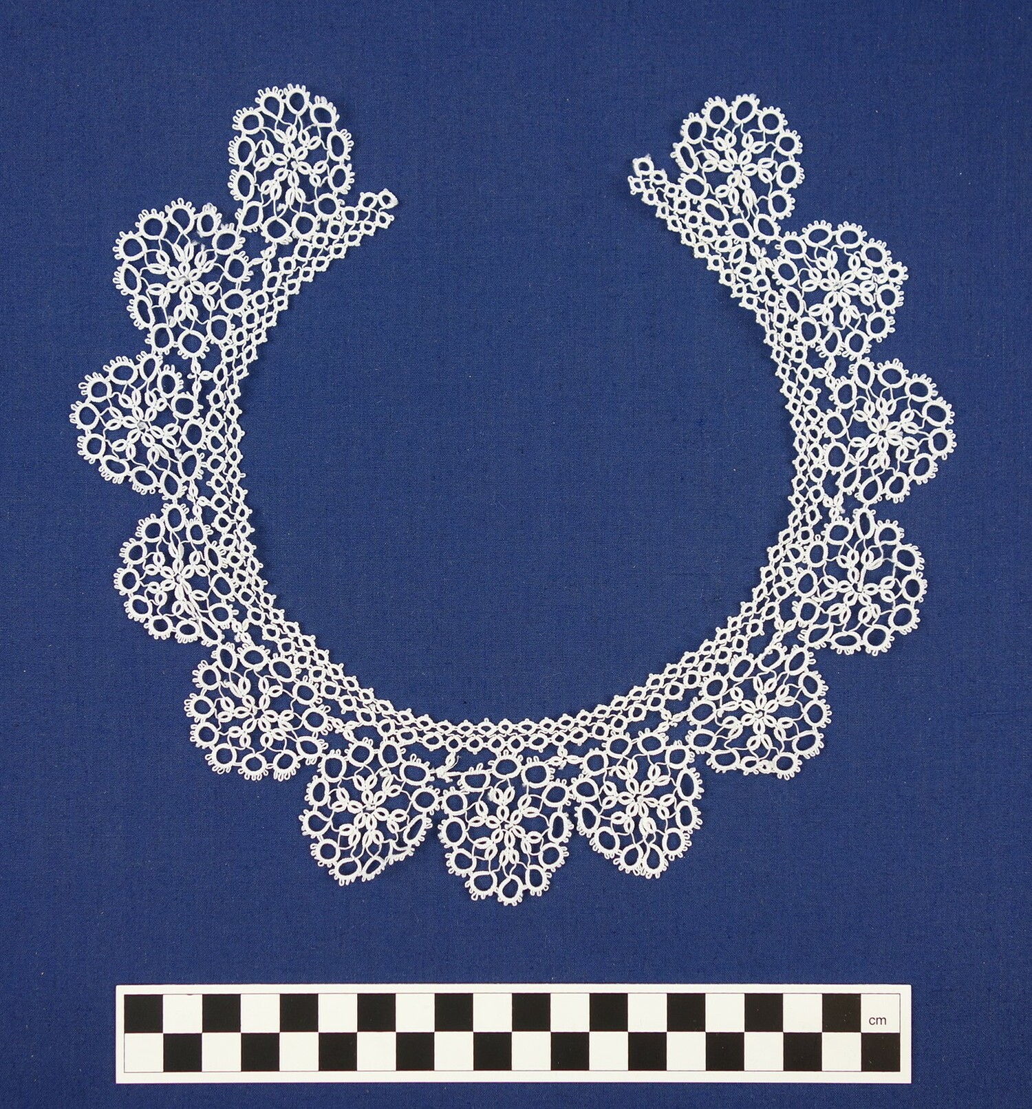 Tatted lace collar, Europe, 20th century (TRC 2016.2431).