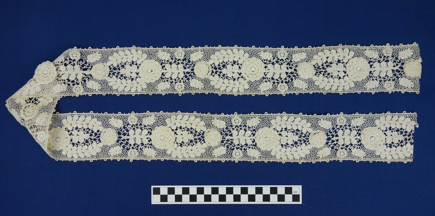 Lace insertion made of chemical lace with three-dimentional roses. The Netherlands, early 20th century (TRC 2017.0151).