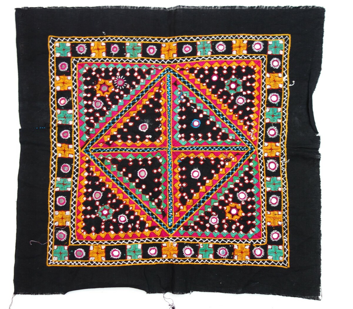 Geborduurd zwart katoenen lapje met verschillende onderling verbonden geometrische vormen en toegepaste stukjes glas. Fabrieksgeweven handborduurwerk (India, eind 20ste eeuw, TRC 2019.0286).
