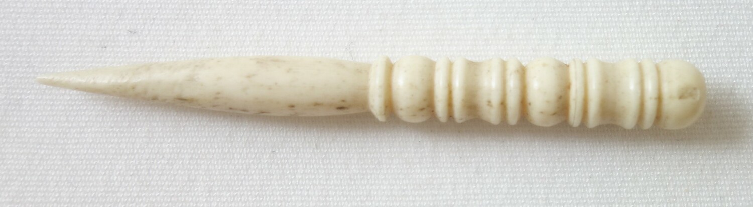 Fig. 2. Small bone tool with bone handle. The Netherlands, early 20th century (TRC 2020.0934).