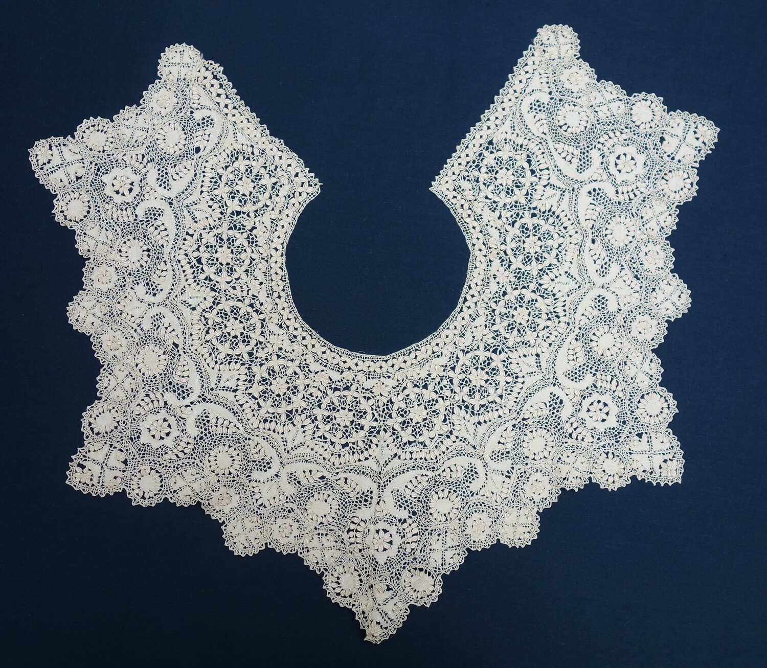 Collar made with silk Maltese lace, 20th century (TRC 2020.4423).
