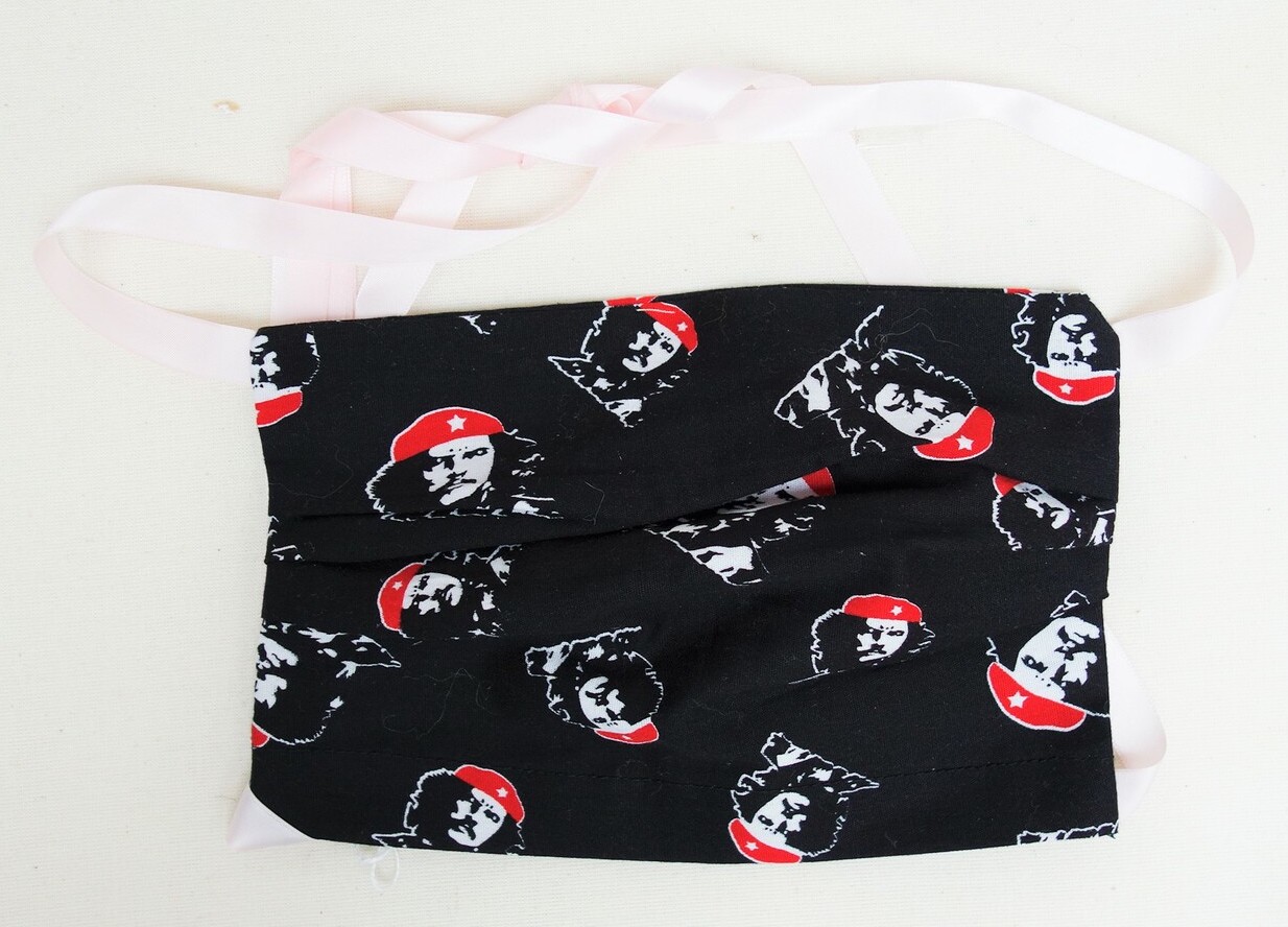 Face mask with depictions of Che Guevara, made by Truus Lieverdink, Amsterdam, for the face mask competition by The World Makers Foundation and others, Amsterdam, 2020. TRC 2021.1764.