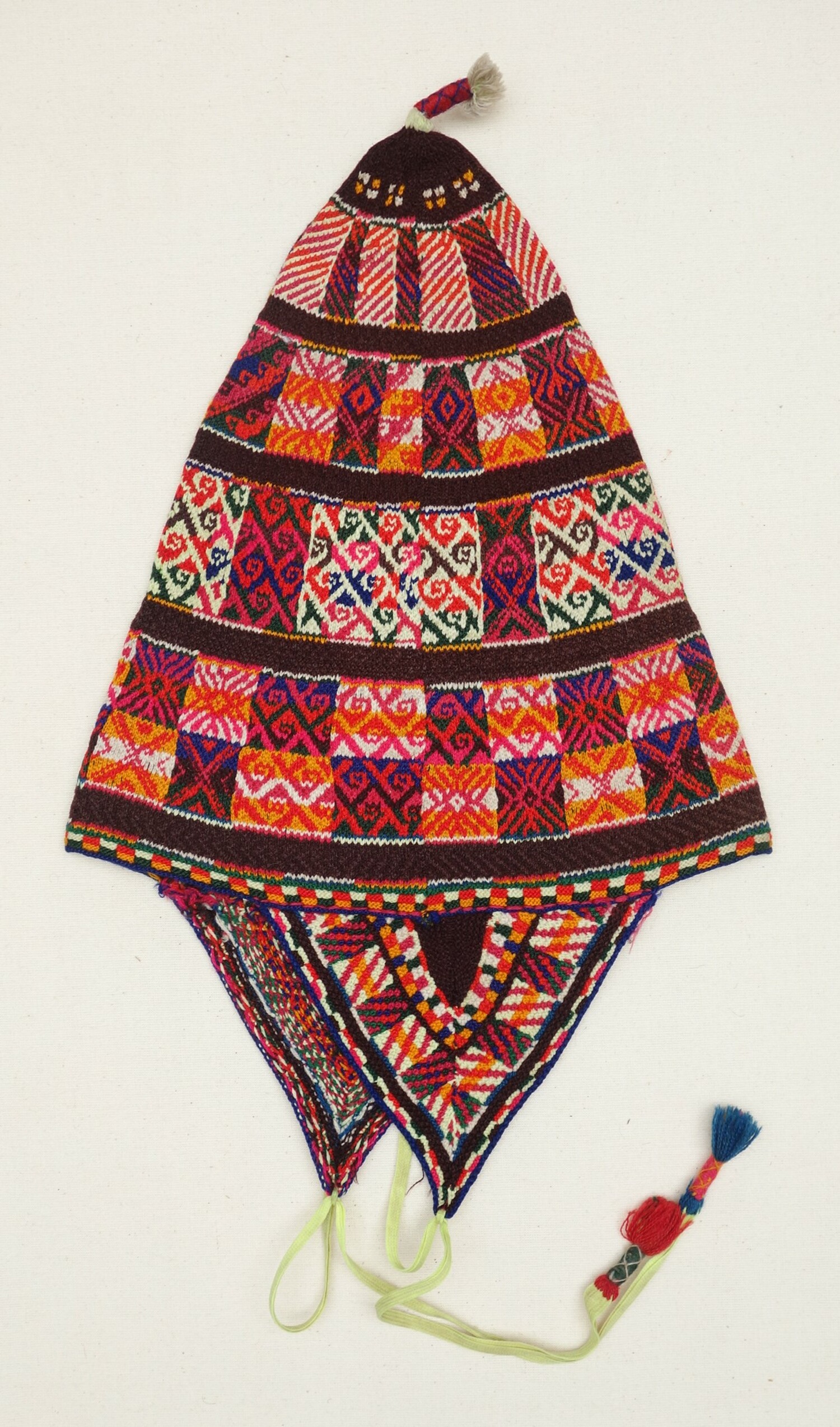 Hand knitted cap from Peru, late-20th century (TRC 2021.1917).