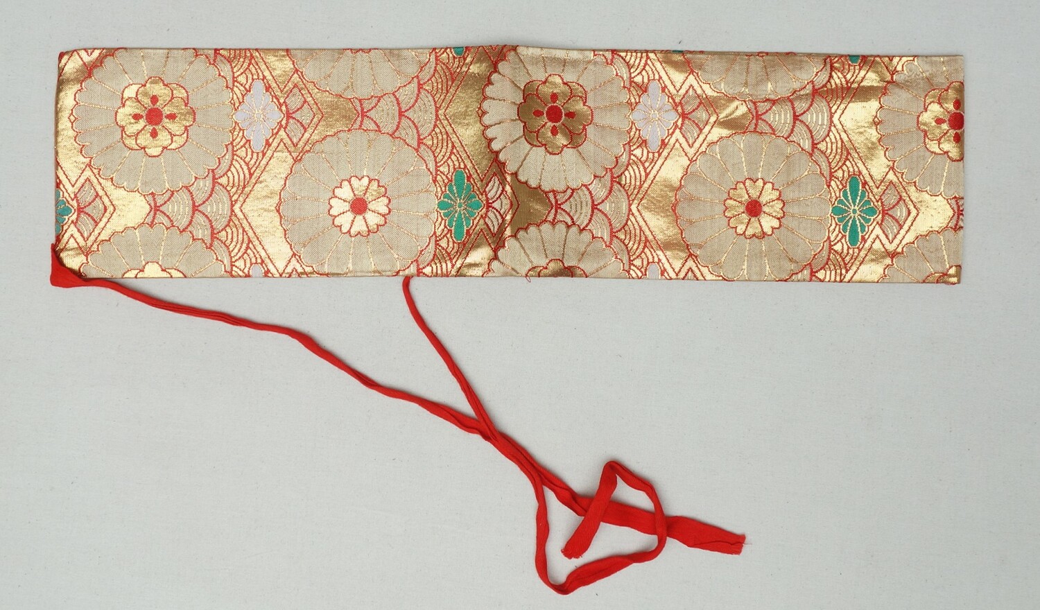 Modern obi sash decorated with flowers. Japan, 1973 (TRC 2021.2153a).