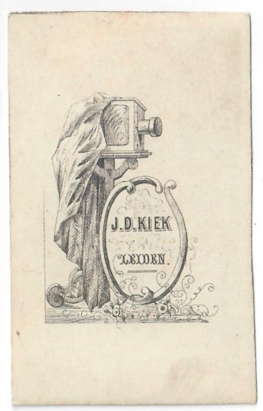 Reverse of a photograph taken by Israel David Kiek from Leiden,  (ca. 1880). He lent his name to the Dutch phrase "Een kiekje maken' ('to take a snapshot'; TRC 2021.2439d). 