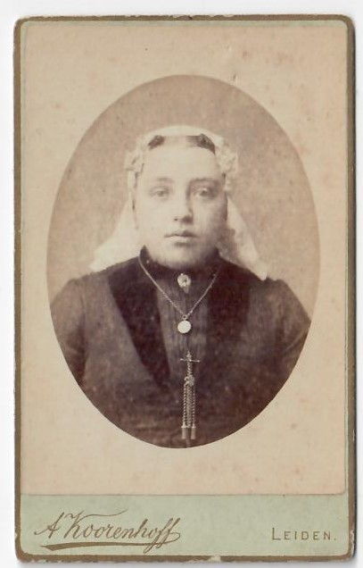 Photograph of a young woman wearing a so-called lange cap (long cap) from the Rijnland region, c. 1888 (TRC 2021.2439f). The photograph was taken by Abraham Koorenhoff from Leiden.