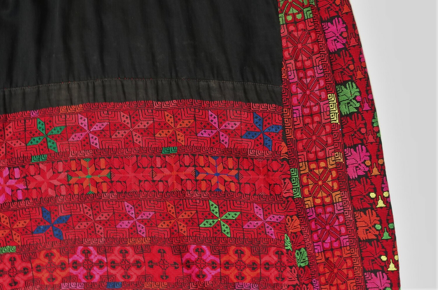Detail of the embroidered Palestinian dress TRC 2021.3351.