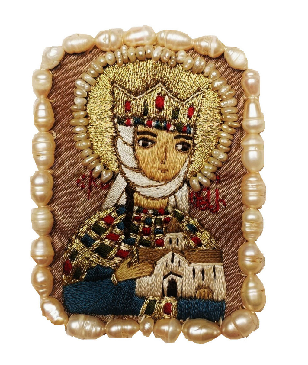 Een recente aanwinst voor de TRC collectie: Kleine geborduurde icoon van koningin Tamar van Georgië die een kerk vasthoudt. Georgië, begin 21e eeuw (TRC 2022.2250b).