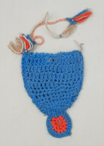 Fig. 3. Blue oval kohl bag with a roundel in blue and red, as well as tassels in various colours. Bought in southern Jordan between 1995-1997 (TRC 2023.1029).