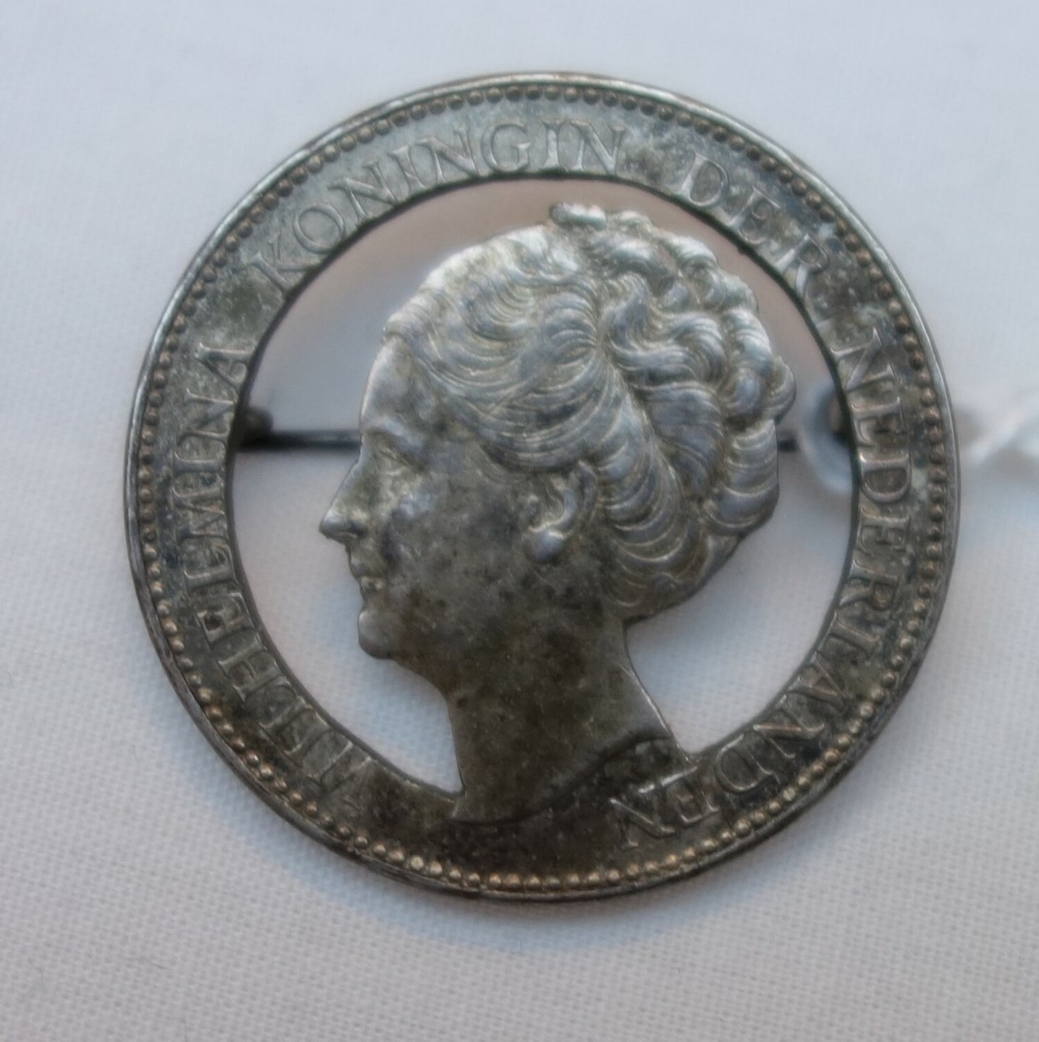 Coin brooch, with the head of Queen Wilhelmina, the Netherlands, c. 1944 (TRC 2023.2568).