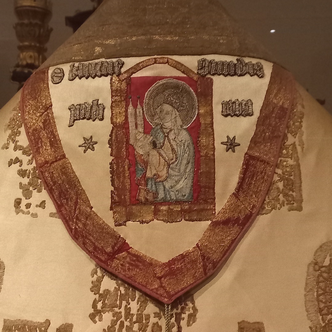 Hood attached to the White Mantle of Queen Kunigunde. Photograph by author.