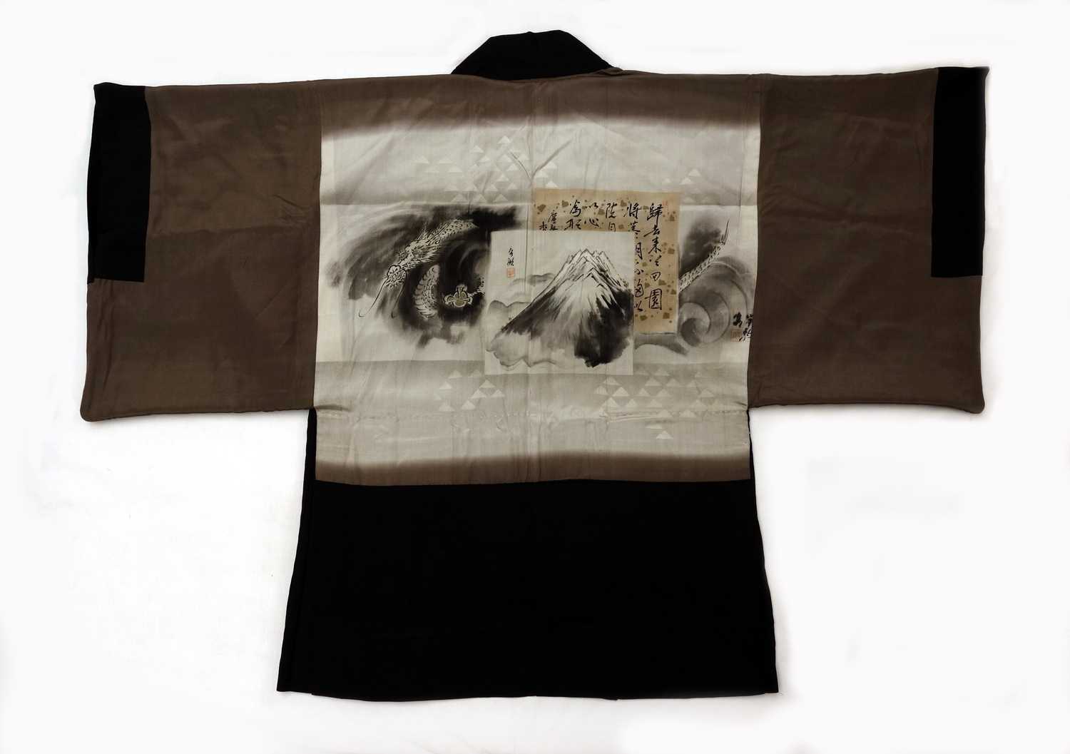 Man's haori from Japan, 20th century, with on the lining a painted design of a volcano (TRC 2024.1054).