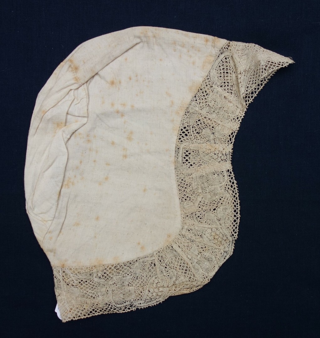 Lace cap made from linen with a brim section made of bobbin lace decorated with stylised flowers and foliage. The Netherlands, early 19th century (TRC 2024.1178).