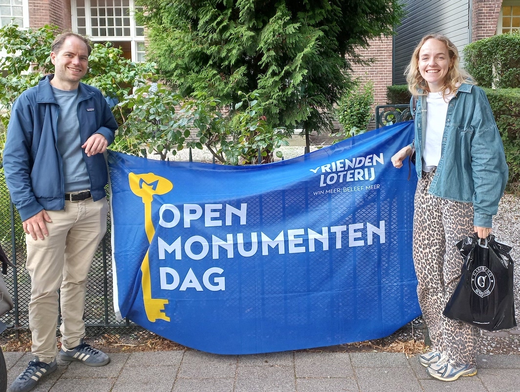 Two visitors in front of Boerhaavelaan 6.