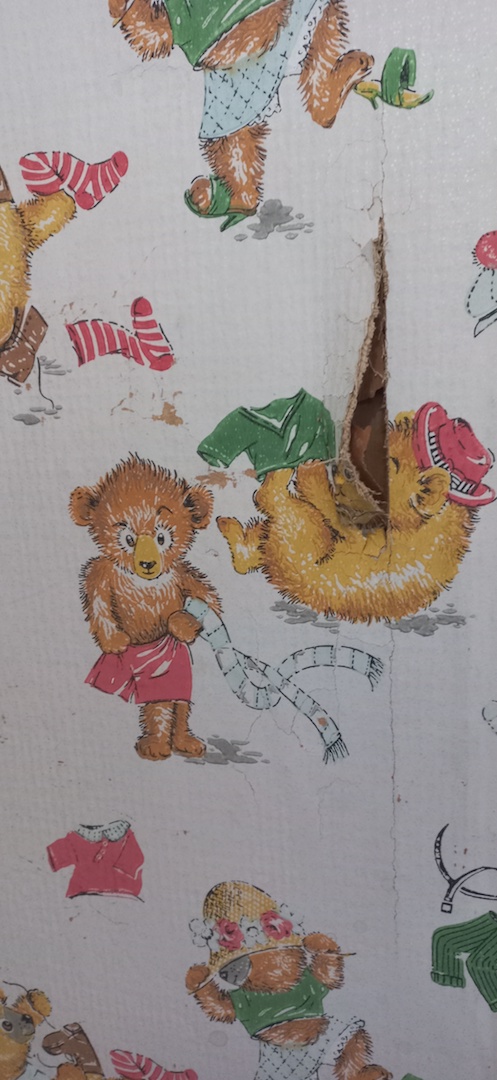 Fig. 4. Wall paper on a cloth background in the former day nursery at Boerhaavelaan 6.