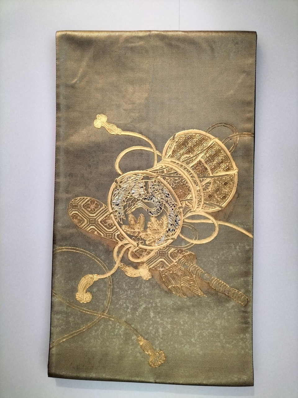 Fig. 4. Hikibaku obi with a hikibaku design of drum and flutes in bags.
