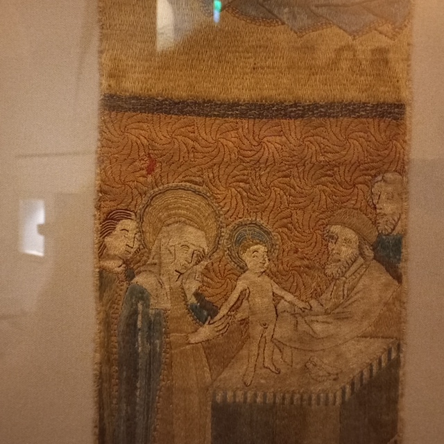 Detail of a late medieval embroidery with a ground covered in swirls, using a surface couching technique. Dommuseum Fulda. Photograph by author.
